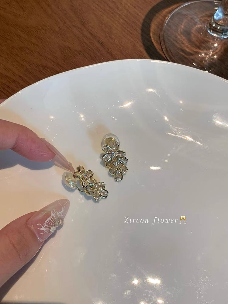 Zircon flower earrings for summer women s new explosive high-end earrings light luxury stud earrings
Zircon flower earrings for summer women s new explosive high-end earrings light luxury stud earrings