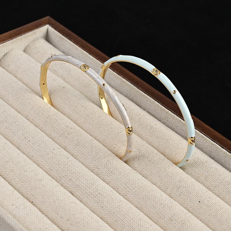 Elegant Zircon Enamel Bracelet: Women s Light Luxury Stackable Bangle for Daily Wear светло-синий
Elegant Zircon Enamel Bracelet: Women s Light Luxury Stackable Bangle for Daily Wear светло-синий