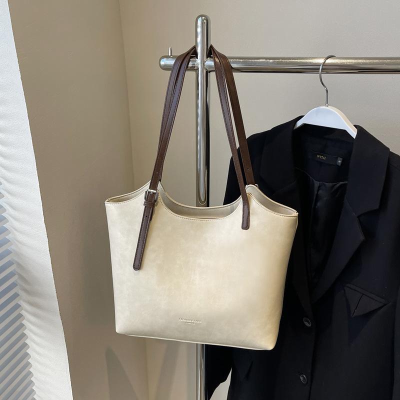 Винтажная текстура, большая вместимость, женская осенне-зимняя новая сумка через плечо, премиальная универсальная сумка-тоут для поездок на работу
Винтажная текстура, большая вместимость, женская осенне-зимняя новая сумка через плечо, премиальная универсальная сумка-тоут для поездок на работу