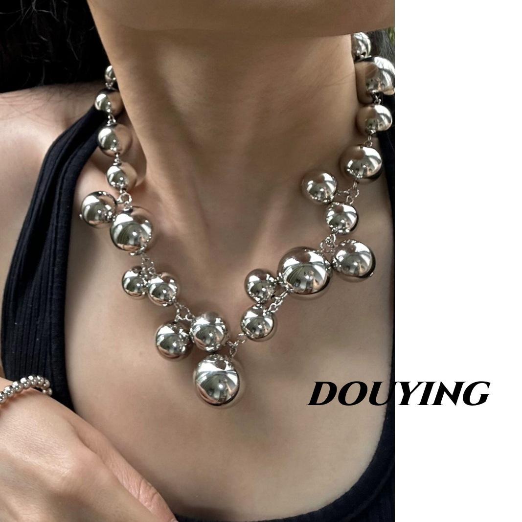 Light luxury style round bead silver ball necklace exaggerated sense of high-end personality niche collarbone chain new neck chain female
Light luxury style round bead silver ball necklace exaggerated sense of high-end personality niche collarbone chain new neck chain female