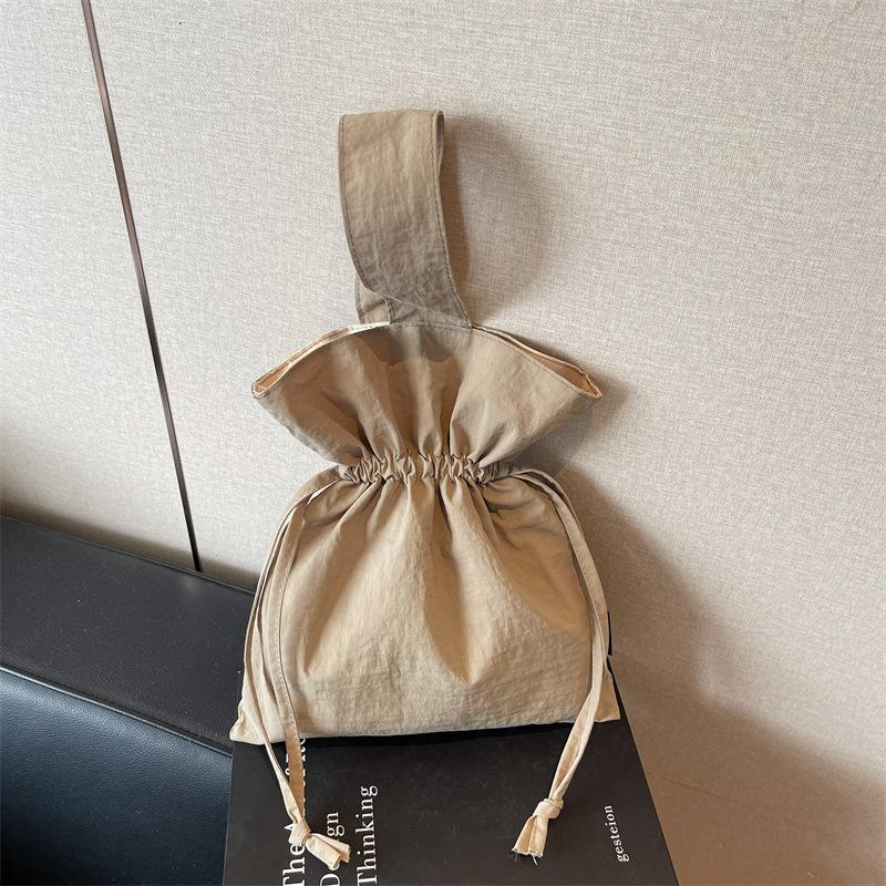 Повседневная нейлоновая портативная сумочка женская простая и легкая сумка на запястье нишевая мода сумка-ведро на шнурке тренд хаки
Повседневная нейлоновая портативная сумочка женская простая и легкая сумка на запястье нишевая мода сумка-ведро на шнурке тренд хаки