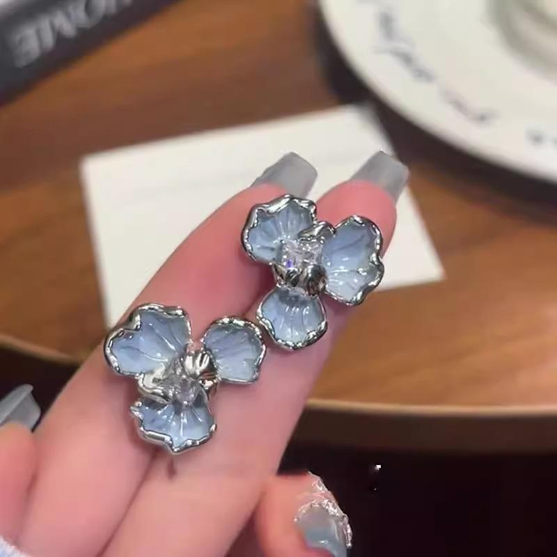 Diamond dripping flower stud earrings Korean small fresh fashion high sense earrings versatile niche personalized earrings
Diamond dripping flower stud earrings Korean small fresh fashion high sense earrings versatile niche personalized earrings