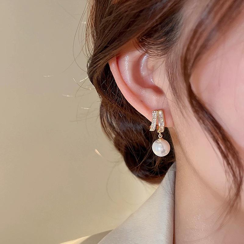 High-class temperament elegant micro-inlaid zircon silver needle earrings women s fashion commuter earclips hole-free exquisite earrings
High-class temperament elegant micro-inlaid zircon silver needle earrings women s fashion commuter earclips hole-free exquisite earrings