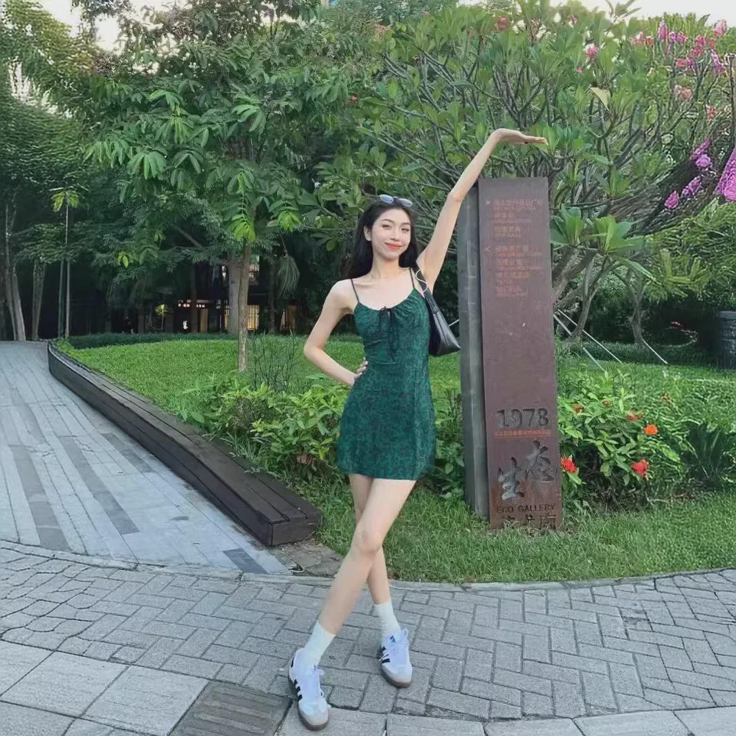 Dark Green Retro Floral Sleeveless Dress - French Style, High Waist Slim Fit for Women, Perfect for Spring and Summer. XL темно-зелений колір
Dark Green Retro Floral Sleeveless Dress - French Style, High Waist Slim Fit for Women, Perfect for Spring and Summer. XL темно-зелений колір