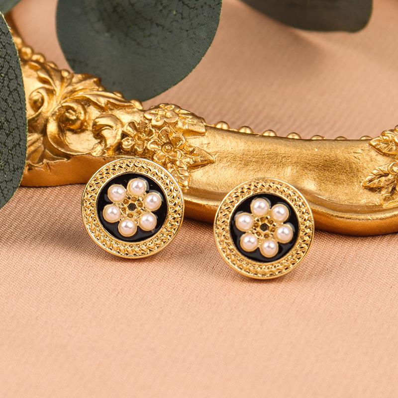 925 Silver Japanese Circle Stud Earrings with Vintage Pearl Flower - No Piercing Ear Clips
925 Silver Japanese Circle Stud Earrings with Vintage Pearl Flower - No Piercing Ear Clips