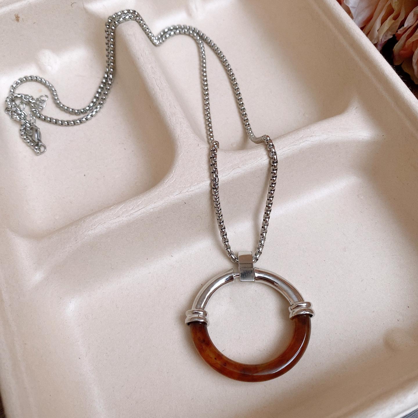 French retro round resin splicing pendant necklace collarbone chain design sense niche necklace women
French retro round resin splicing pendant necklace collarbone chain design sense niche necklace women