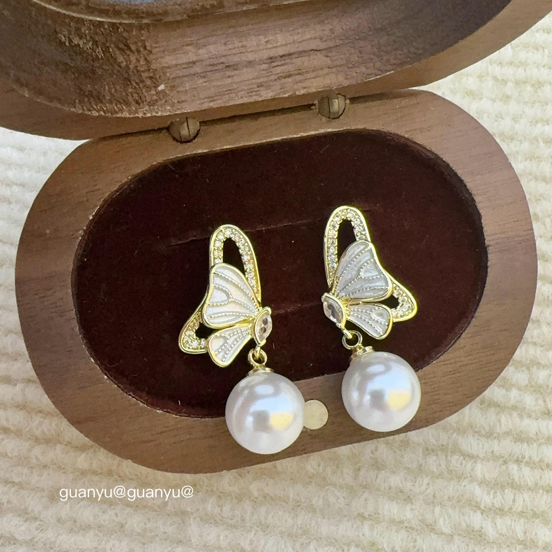 Динамічні сережки-підвіски з цирконієм та перлами у вигляді метеликів: Елегантна, Розкішна, Універсальна Жіноча Мода
Динамічні сережки-підвіски з цирконієм та перлами у вигляді метеликів: Елегантна, Розкішна, Універсальна Жіноча Мода