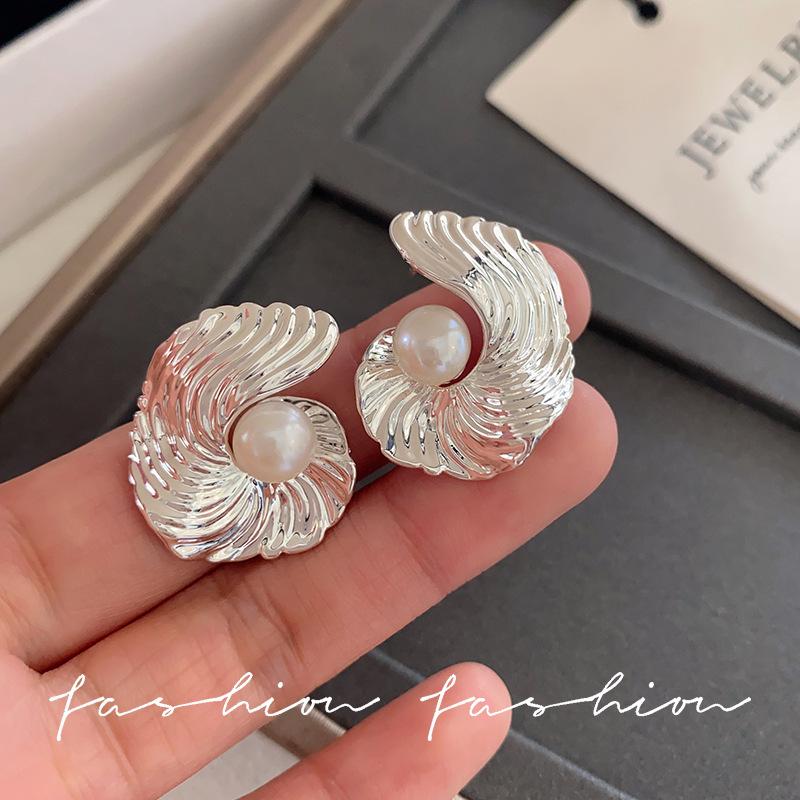 European and American fashionable irregular geometric earrings texture round exaggerated earrings cold wind abstract niche commuter earrings
European and American fashionable irregular geometric earrings texture round exaggerated earrings cold wind abstract niche commuter earrings