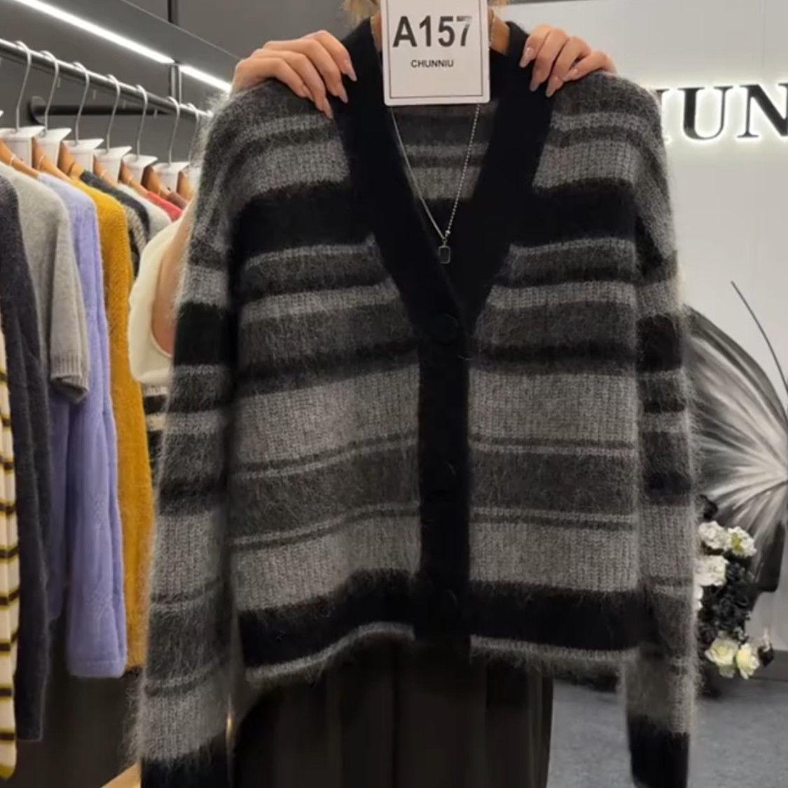 Европейский шик кардиган с V-образным вырезом и длинными рукавами для женщин - Коллекция Осень/Зима 2025. S 40-49.5 kg черный серый
Европейский шик кардиган с V-образным вырезом и длинными рукавами для женщин - Коллекция Осень/Зима 2025. S 40-49.5 kg черный серый