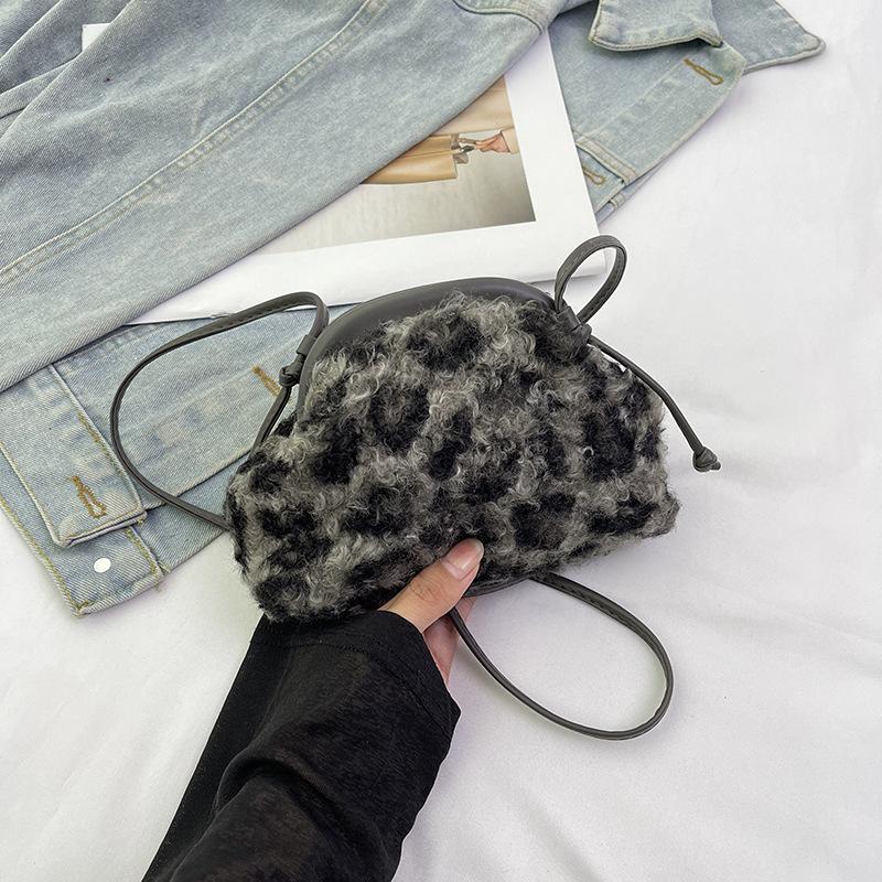 2024 autumn new solid color messenger bag simple fashion niche atmosphere underarm bag hand carry shoulder shell bag сірий колір
2024 autumn new solid color messenger bag simple fashion niche atmosphere underarm bag hand carry shoulder shell bag сірий колір