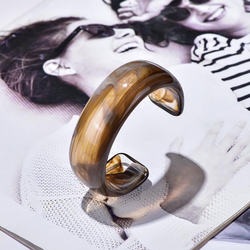 Vintage Smooth Round Acrylic Wide Cuff Bracelets Bangles For Women Exaggerated Adjustable Resin Open Bracelet Zircon Party Gift серый
Vintage Smooth Round Acrylic Wide Cuff Bracelets Bangles For Women Exaggerated Adjustable Resin Open Bracelet Zircon Party Gift серый