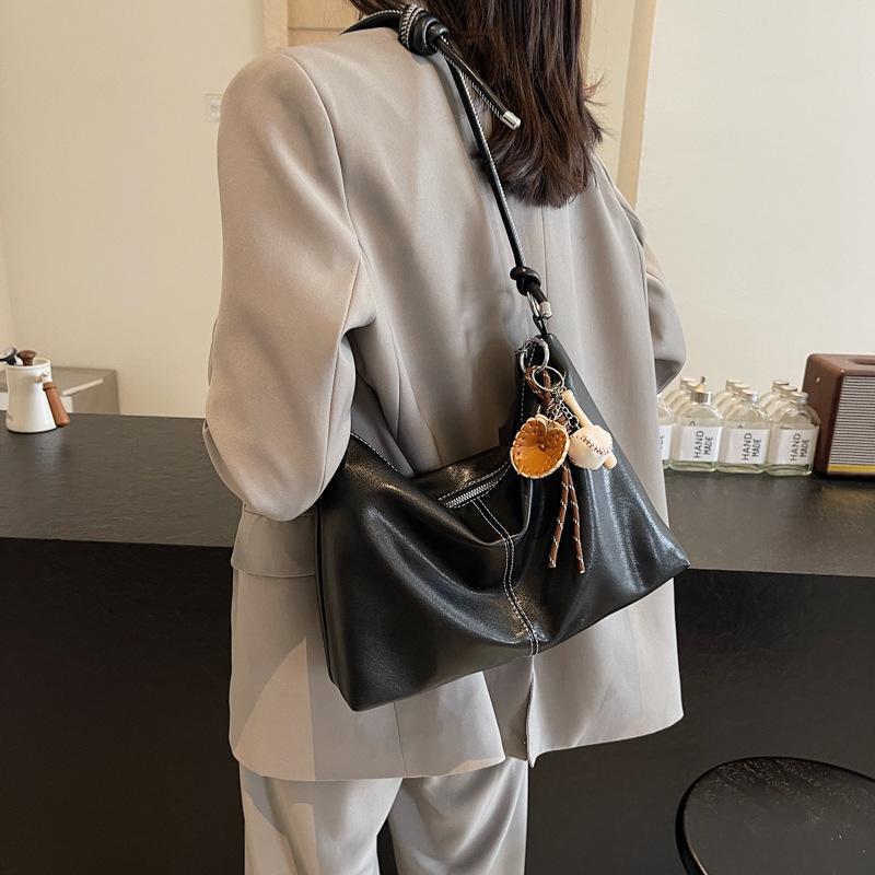 Сумка в стиле ретро, женская сумка-мессенджер большой вместимости, в иностранном стиле, простая сумка-тоут для поездок на работу with pendant чёрный
Сумка в стиле ретро, женская сумка-мессенджер большой вместимости, в иностранном стиле, простая сумка-тоут для поездок на работу with pendant чёрный