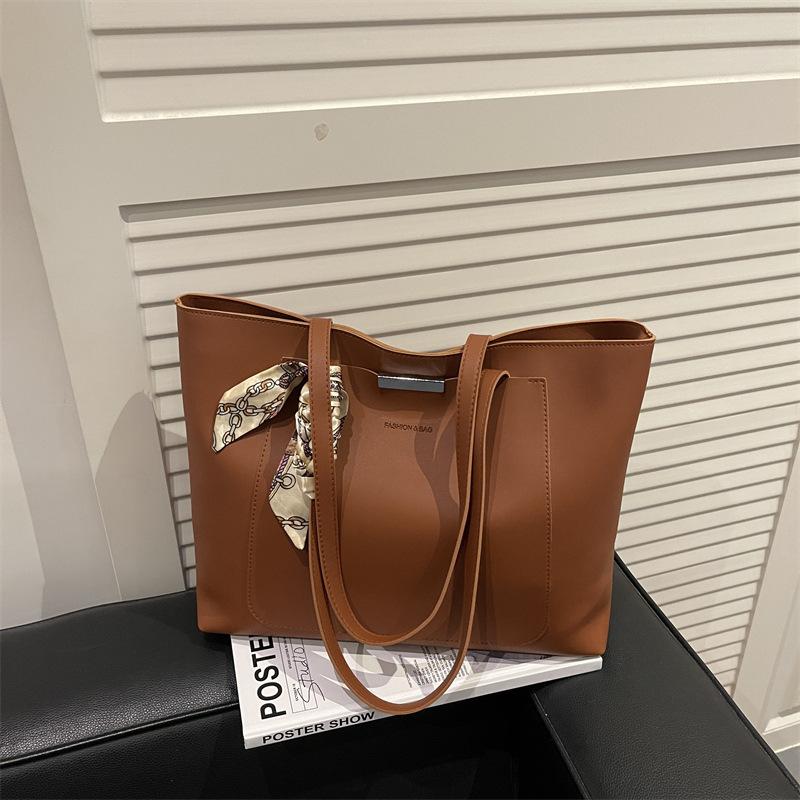 Fashion and leisure large-capacity bag niche design personalized simple women s tote bag autumn and winter shoulder bag коричневий
Fashion and leisure large-capacity bag niche design personalized simple women s tote bag autumn and winter shoulder bag коричневий