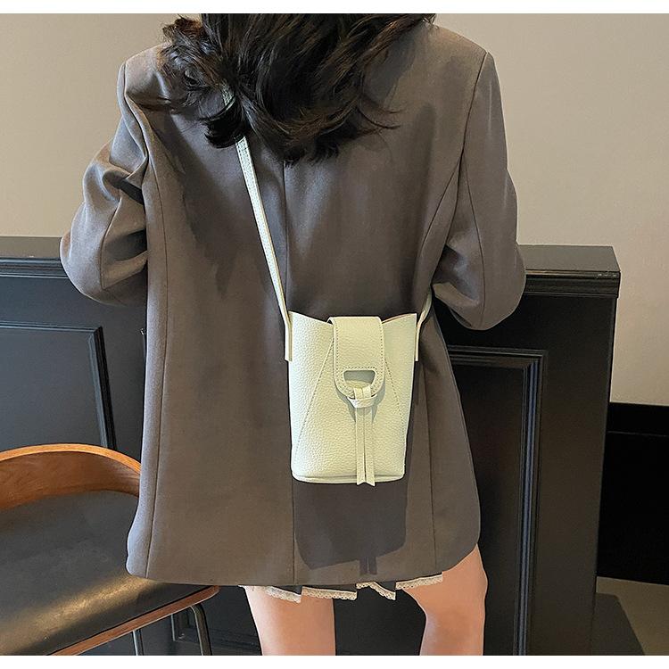 Niche design texture women 2025 new fashion versatile retro shoulder messenger bag high sense
Niche design texture women 2025 new fashion versatile retro shoulder messenger bag high sense