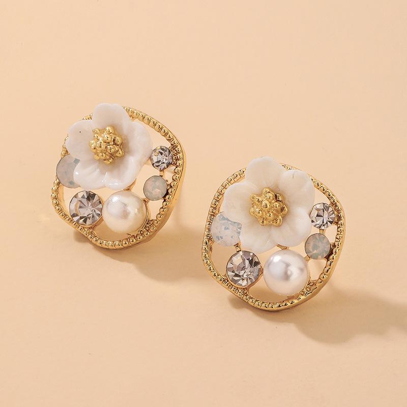 European & American Style Silver Needle Rhinestone Flower Stud Earrings with Imitation Pearls - Elegant Fashion for Women
European & American Style Silver Needle Rhinestone Flower Stud Earrings with Imitation Pearls - Elegant Fashion for Women