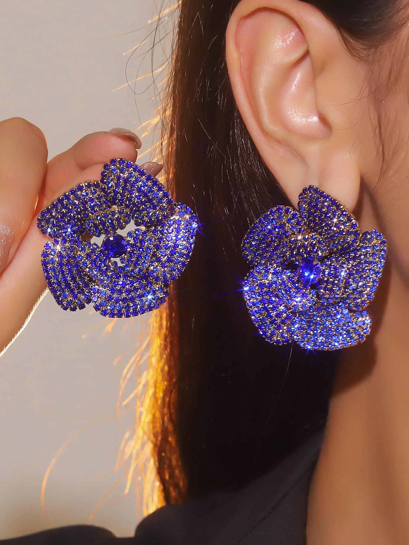 «Черные невыцветающие серьги-кольца большого размера для женщин с яркой индивидуальностью»
«Черные невыцветающие серьги-кольца большого размера для женщин с яркой индивидуальностью»