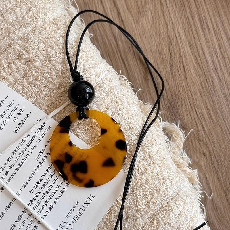Classic Leopard Print Circular Pendant Necklace for Women Vintage Black Leather Rope Long Necklace Simple Sweater Chain Jewelry
Classic Leopard Print Circular Pendant Necklace for Women Vintage Black Leather Rope Long Necklace Simple Sweater Chain Jewelry