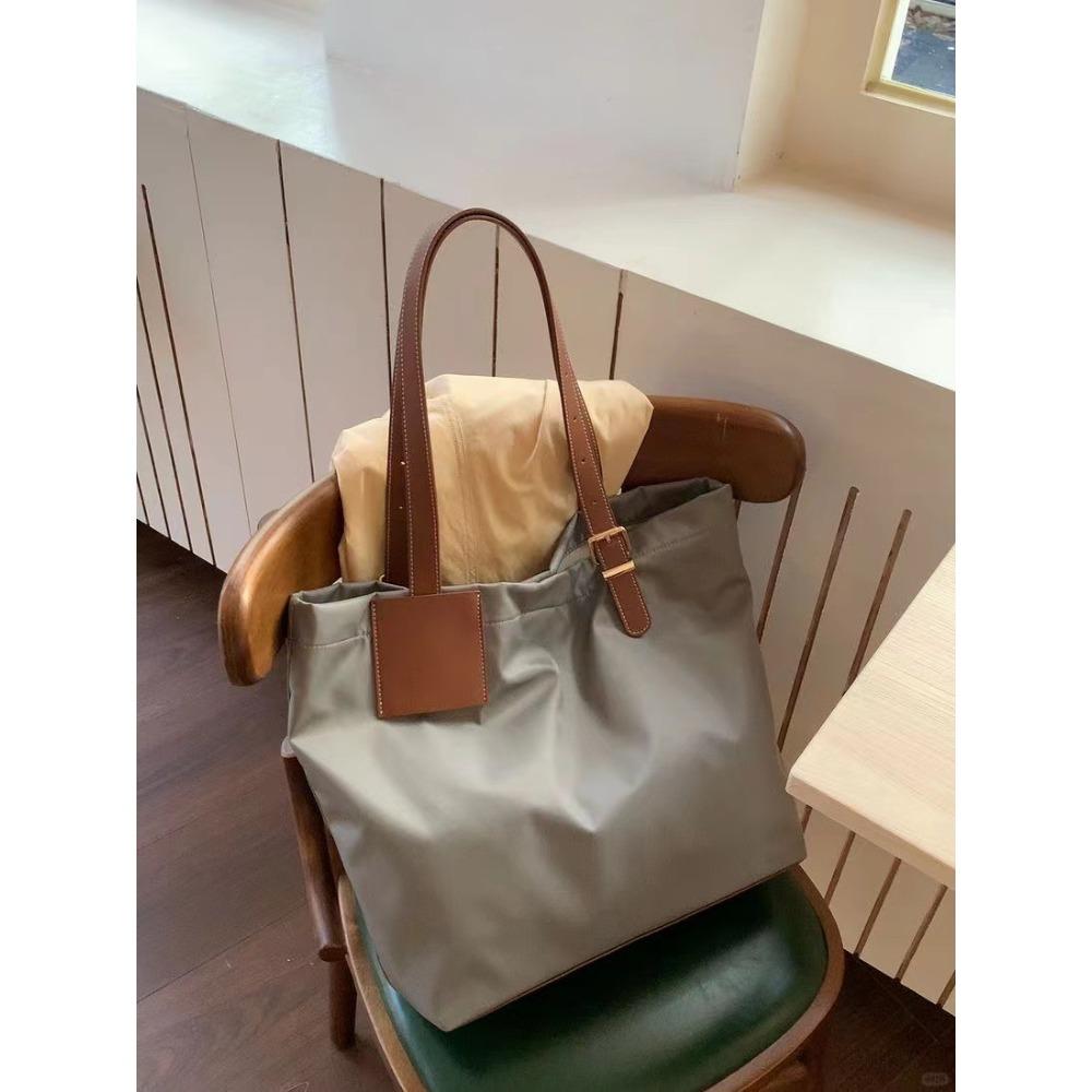 2024 Korean version of large-capacity waterproof nylon bag, simple and lightweight tote bag, women s leisure commuting shoulder bag
2024 Korean version of large-capacity waterproof nylon bag, simple and lightweight tote bag, women s leisure commuting shoulder bag