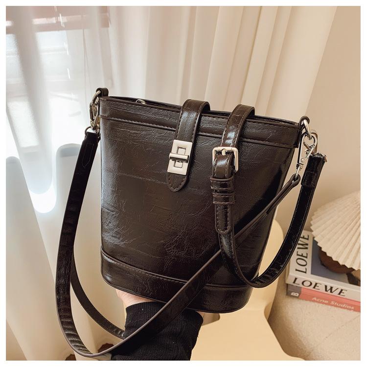 Premium autumn and winter retro bag women s new fashion bucket bag simple casual shoulder messenger bag
Premium autumn and winter retro bag women s new fashion bucket bag simple casual shoulder messenger bag