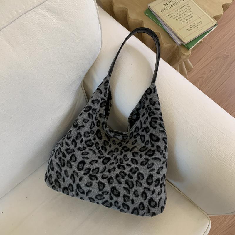 Canvas bag, girls tote bag, large-capacity carry 2025 autumn new fashionable and simple shoulder class commuter bag
Canvas bag, girls tote bag, large-capacity carry 2025 autumn new fashionable and simple shoulder class commuter bag