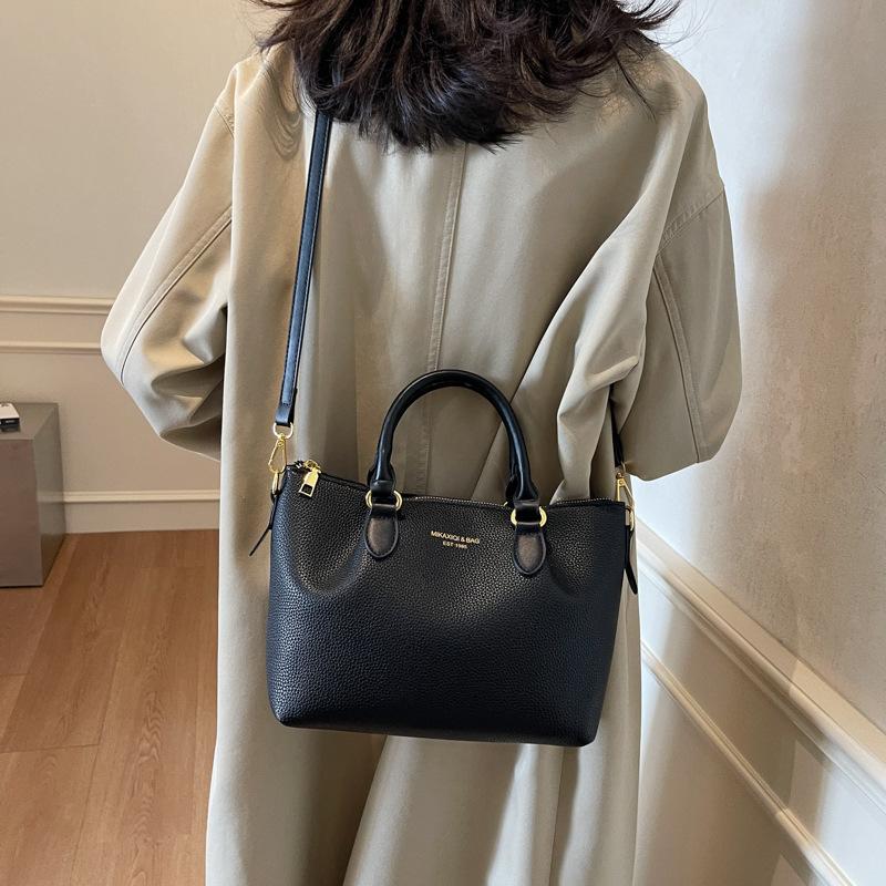 2025 новая сумка женская сумка-тоут большой вместимости осенне-зимняя можно носить через плечо Сен Мэн модная сумочка классная сумка для поездок на работу 27*12*20 чёрный
2025 новая сумка женская сумка-тоут большой вместимости осенне-зимняя можно носить через плечо Сен Мэн модная сумочка классная сумка для поездок на работу 27*12*20 чёрный