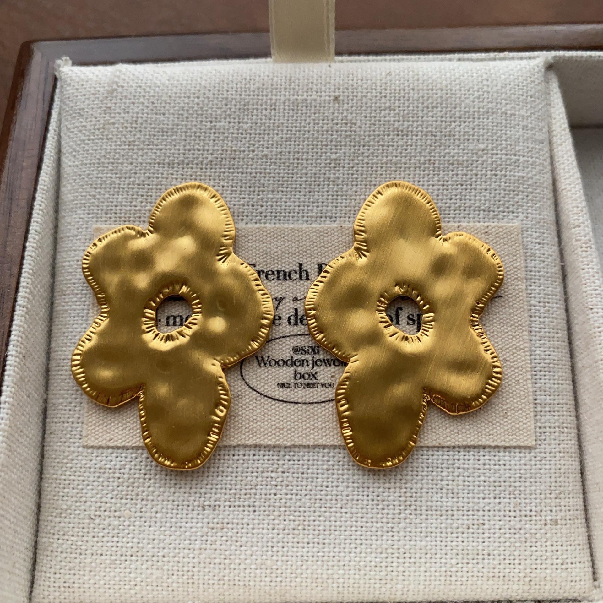 Retro romantic pleated flower cloud stud earrings light luxury fashion versatile personality advanced sense commuter earrings women
Retro romantic pleated flower cloud stud earrings light luxury fashion versatile personality advanced sense commuter earrings women