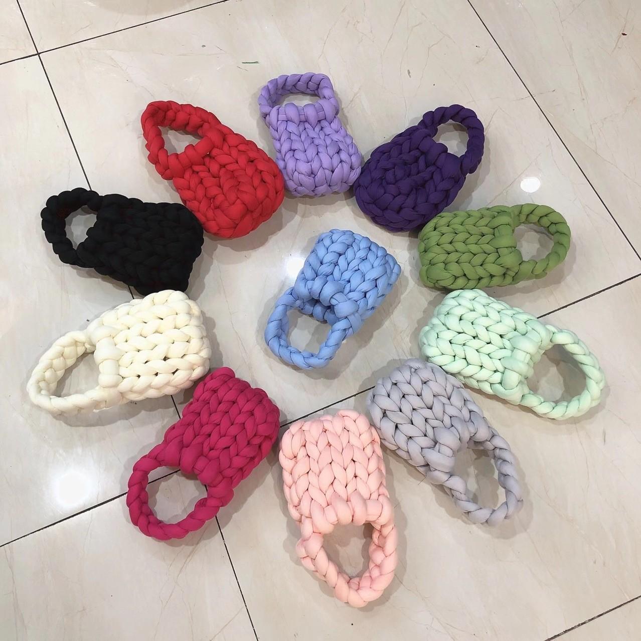 Сумочка Xiaohongshu Ісландія, товста лінія, модна сумка вручну, корейська версія, модний готовий продукт 15*5*18 небо синє кольору
Сумочка Xiaohongshu Ісландія, товста лінія, модна сумка вручну, корейська версія, модний готовий продукт 15*5*18 небо синє кольору