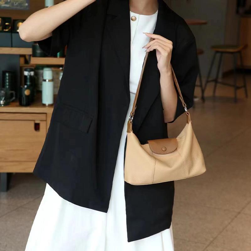 Niche design high sense first layer cowhide contrasting color dumpling bag 2025 new fashion versatile commuter messenger women s bag 26-15.5-8cm
Niche design high sense first layer cowhide contrasting color dumpling bag 2025 new fashion versatile commuter messenger women s bag 26-15.5-8cm
