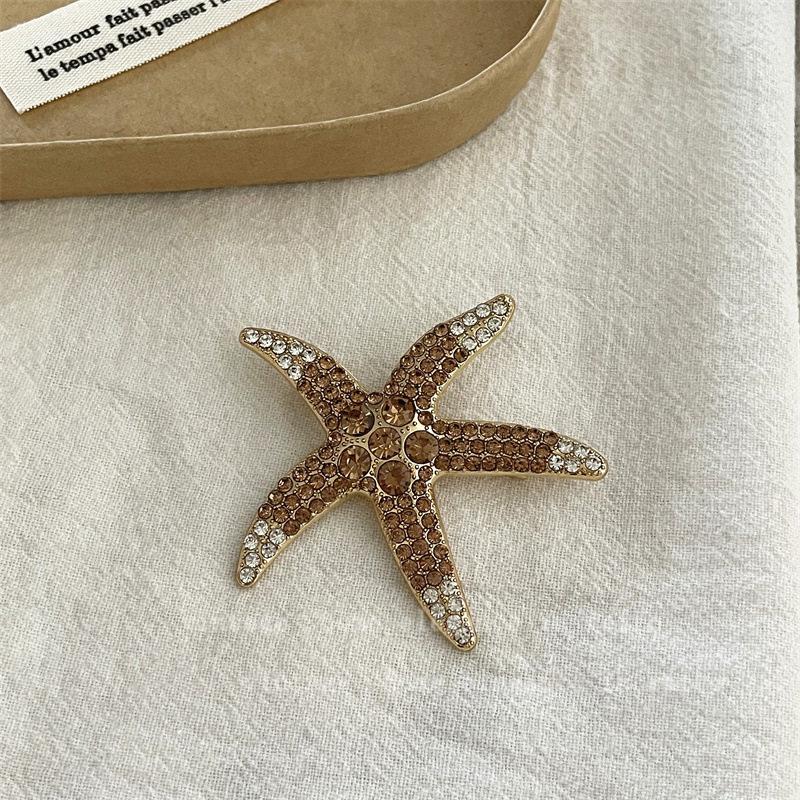 SKEDS New Rhinestone Ocean Creature Brooch Exquisite Fashion Whale and Seashell Brooches Vintage Elegant Pin for Bags Hats
SKEDS New Rhinestone Ocean Creature Brooch Exquisite Fashion Whale and Seashell Brooches Vintage Elegant Pin for Bags Hats