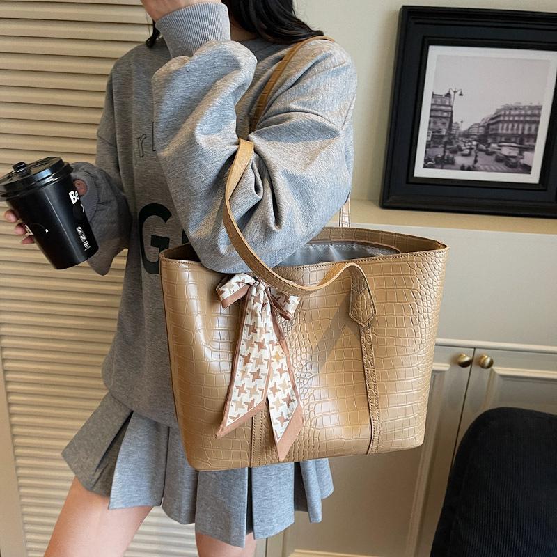 Tote bag women s large capacity 2025 new summer versatile shoulder bag premium sense work bag
Tote bag women s large capacity 2025 new summer versatile shoulder bag premium sense work bag