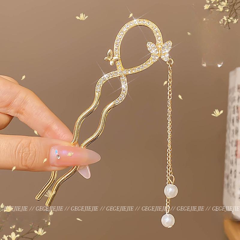 1 шт. Премиальная заколка-шпилька U-образной формы с жемчугом для женщин, новый китайский артефакт для дисковой прически, заколка для задней части головы, новая заколка 2025, головной убор
1 шт. Премиальная заколка-шпилька U-образной формы с жемчугом для женщин, новый китайский артефакт для дисковой прически, заколка для задней части головы, новая заколка 2025, головной убор