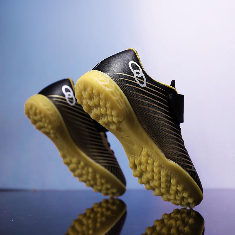 New Korean version leather medium and large children s light football shoes boys soft sports shoes training shoes children s football shoes 35
New Korean version leather medium and large children s light football shoes boys soft sports shoes training shoes children s football shoes 35