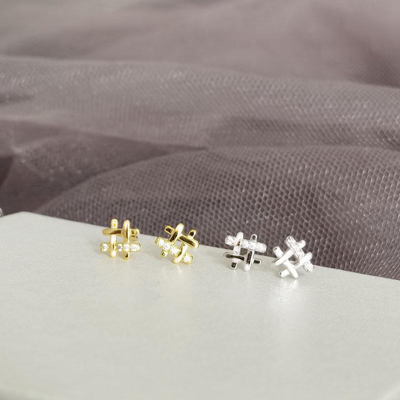 Elegant Gold-Plated Sterling Silver Tic-Tac-Toe Stud Earrings with Exquisite Diamond Set Platinum Stud Earrings
Elegant Gold-Plated Sterling Silver Tic-Tac-Toe Stud Earrings with Exquisite Diamond Set Platinum Stud Earrings