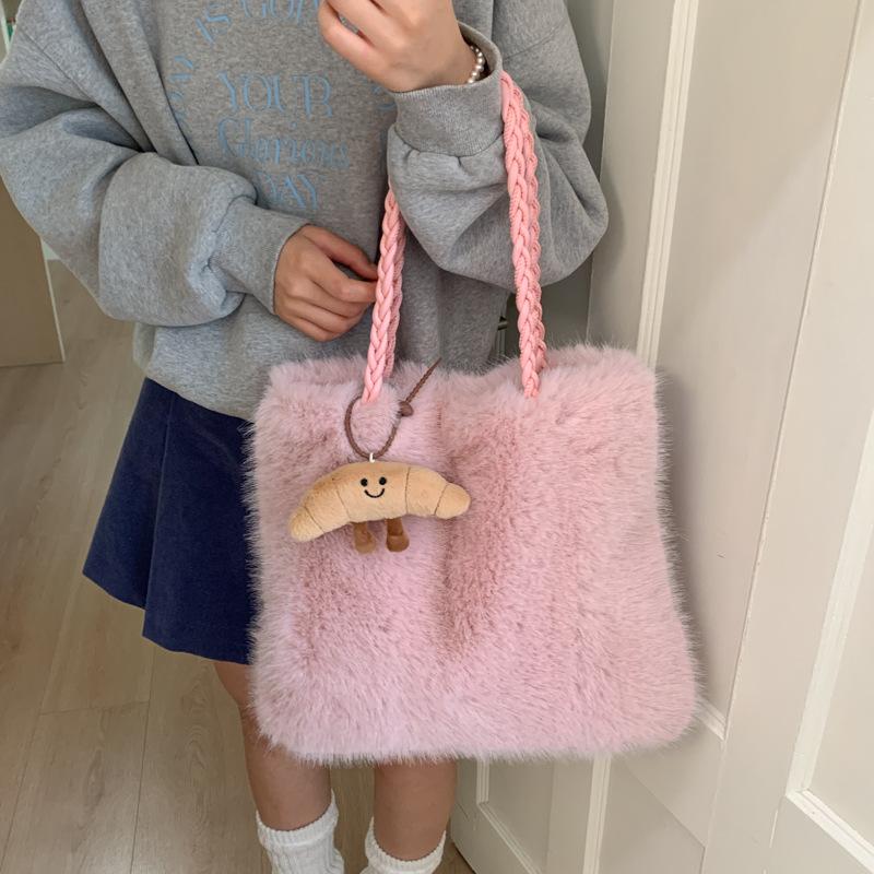 New Winter Fluffy Shopping Tote Bag Large Capacity Commuter Versatile Shoulder Bag Cute Furry Texture and Simple Storage Bag
New Winter Fluffy Shopping Tote Bag Large Capacity Commuter Versatile Shoulder Bag Cute Furry Texture and Simple Storage Bag