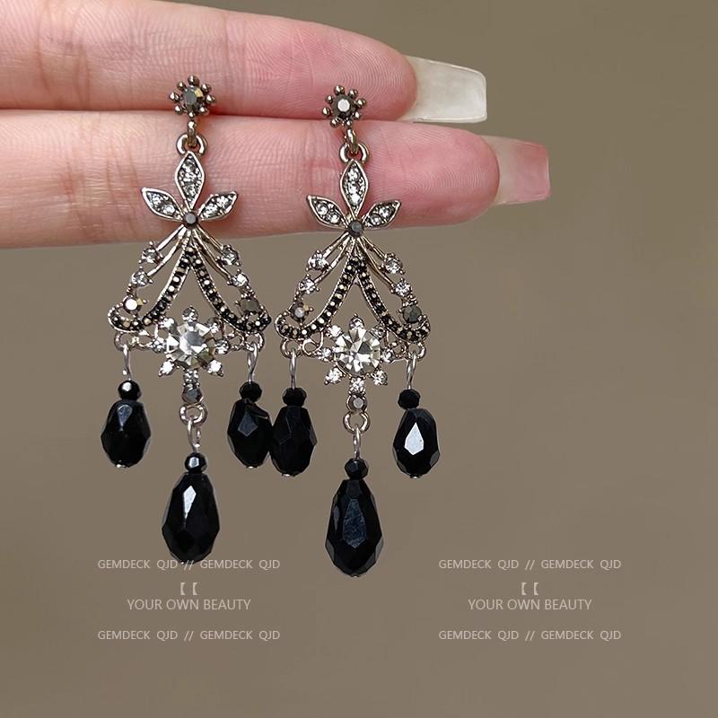 Black crystal fringed pendant earrings female classical court style baroque retro earrings light luxury high-end dress
Black crystal fringed pendant earrings female classical court style baroque retro earrings light luxury high-end dress