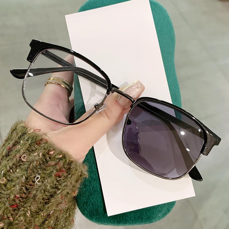 Anti-Blue Light Photosensitive Color-Changing Flat Glasses Men, Eyebrow Frame Glasses Women, Business Color-Changing Reading Glasses Gray flat light 0 degrees
Anti-Blue Light Photosensitive Color-Changing Flat Glasses Men, Eyebrow Frame Glasses Women, Business Color-Changing Reading Glasses Gray flat light 0 degrees