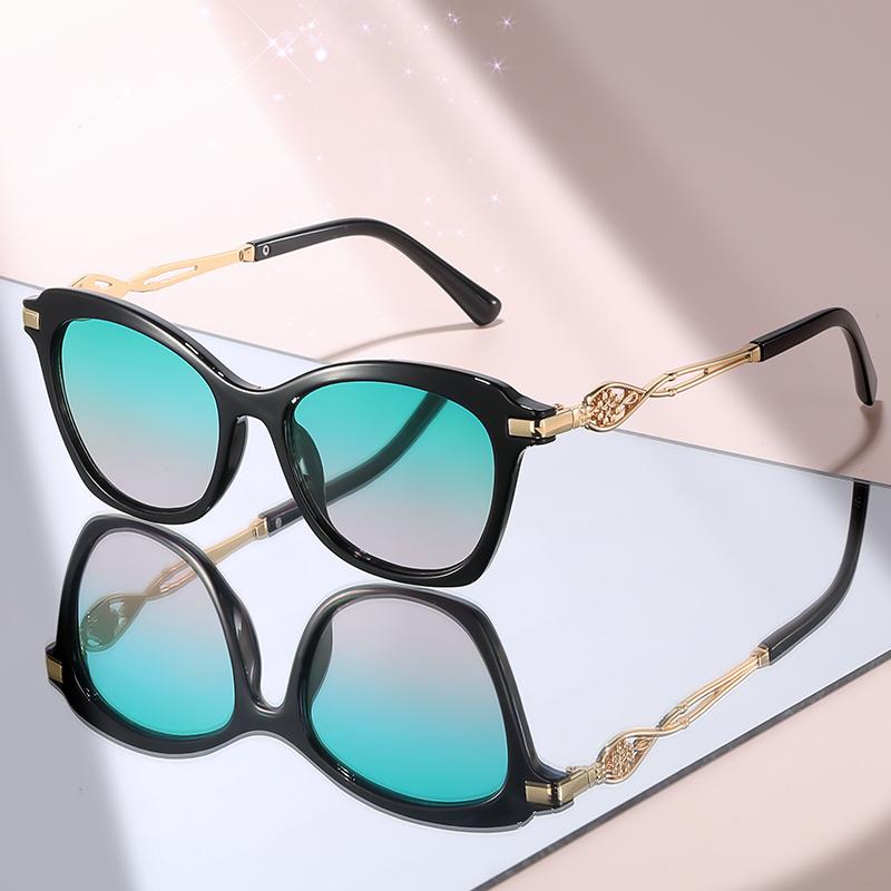 Vintage Cat-Eye Sunglasses: Black Frame with Decorative Gold Accents, Classic Design for Beach & Fashion Outfits
Vintage Cat-Eye Sunglasses: Black Frame with Decorative Gold Accents, Classic Design for Beach & Fashion Outfits