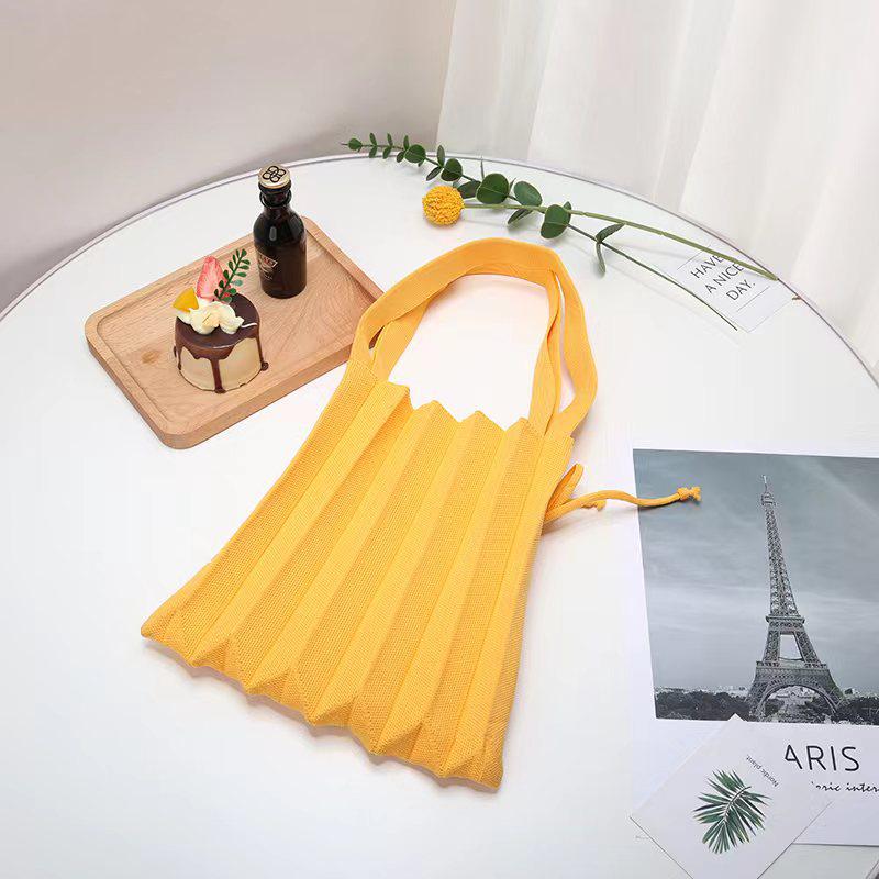 Новая корейская плиссированная вязаная наплечная сумка для женщин
Новая корейская плиссированная вязаная наплечная сумка для женщин