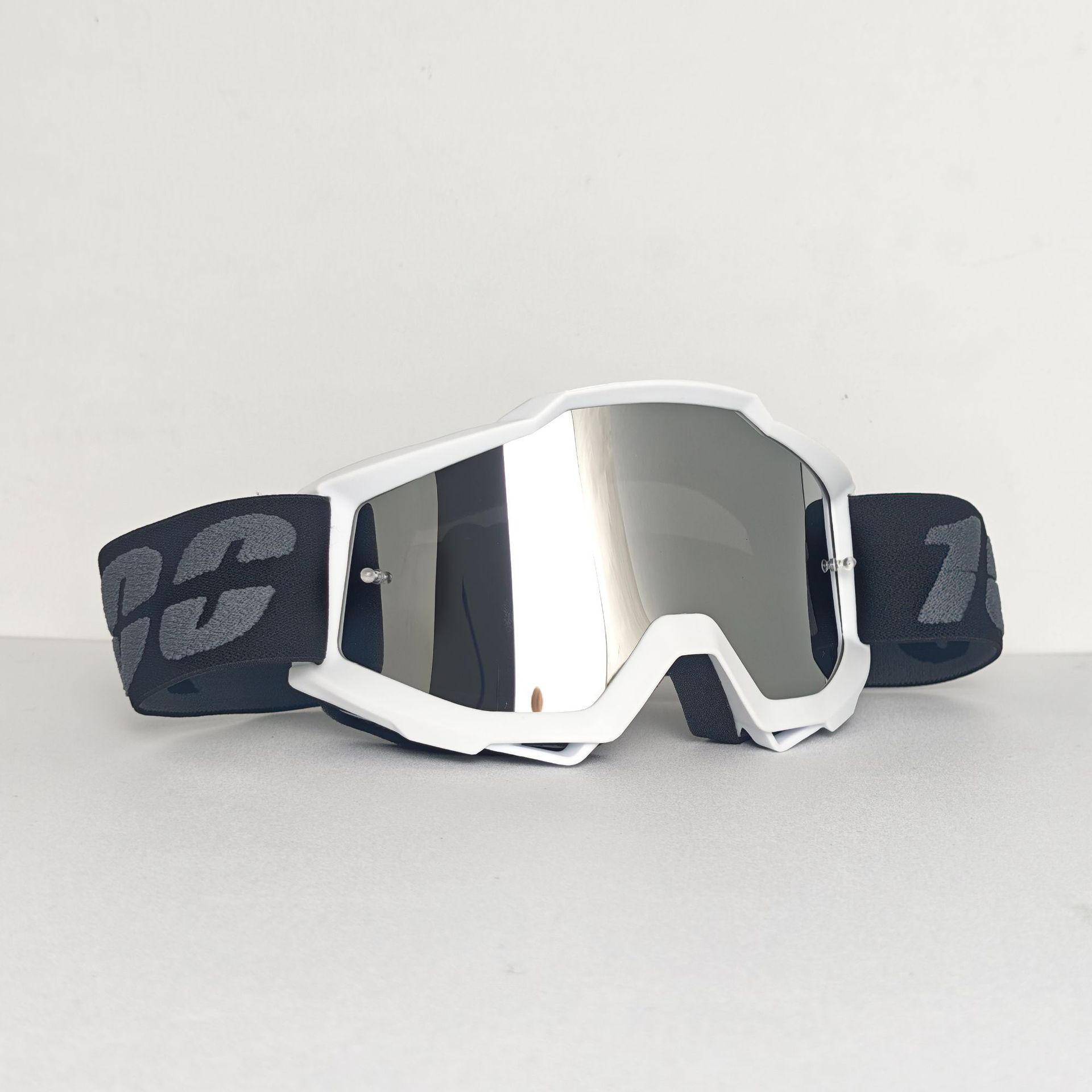 Cycling windproof goggles, outdoor mountain biking glasses, off-road goggles, motorcycle off-road windproof goggles, protective eyewear LK-WB-4Y
Cycling windproof goggles, outdoor mountain biking glasses, off-road goggles, motorcycle off-road windproof goggles, protective eyewear LK-WB-4Y
