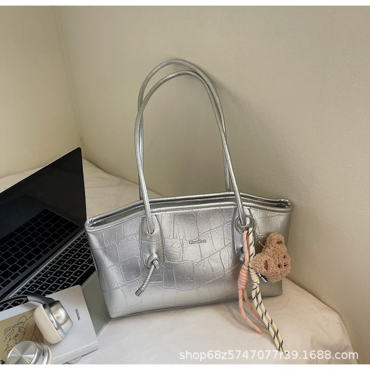 Large capacity shoulder bag retro tote bag women 2025 new summer texture simple casual commuter armpit bag срібний
Large capacity shoulder bag retro tote bag women 2025 new summer texture simple casual commuter armpit bag срібний