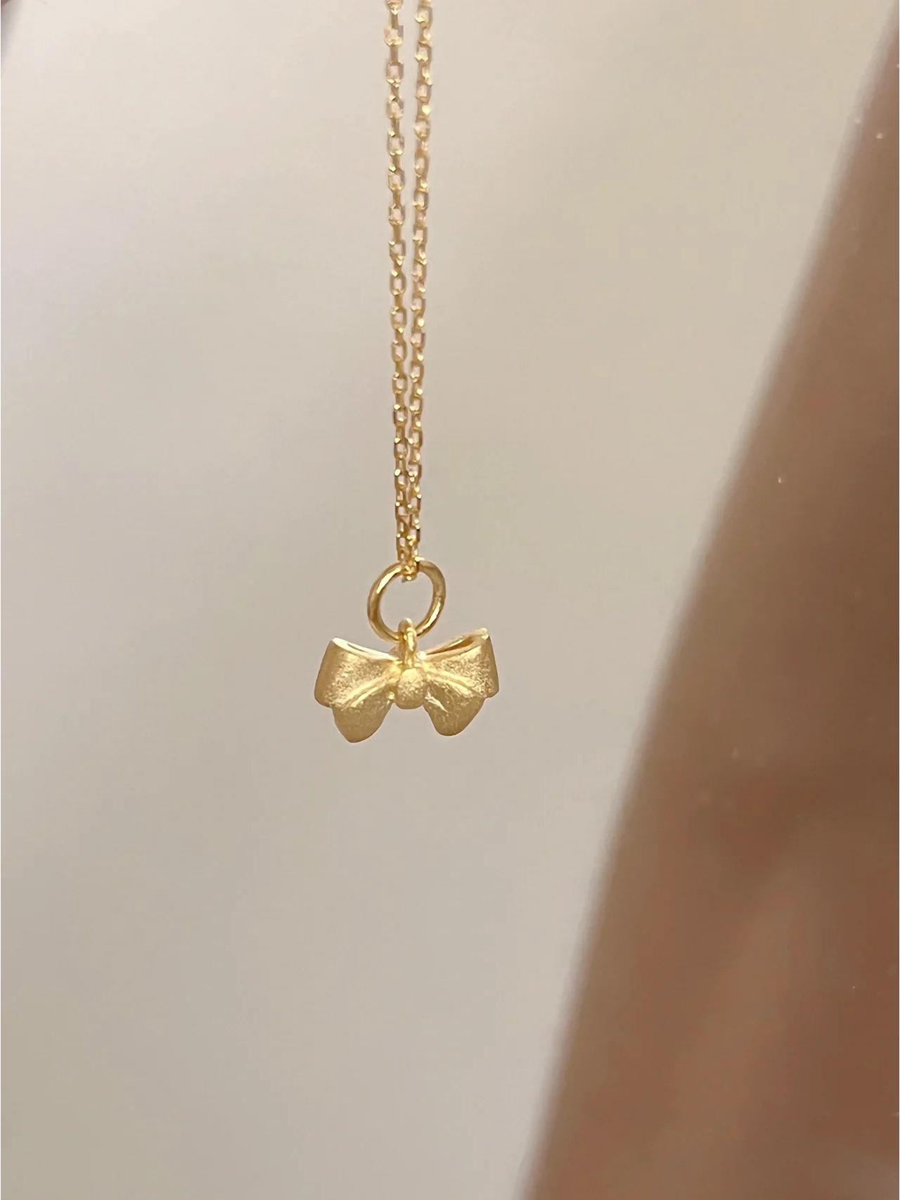 Matte Bow Pendant Necklace: Girlish, Fresh, Sweet, Simple Style. Perfect Christmas Clavicle Chain Gift for Besties.
Matte Bow Pendant Necklace: Girlish, Fresh, Sweet, Simple Style. Perfect Christmas Clavicle Chain Gift for Besties.