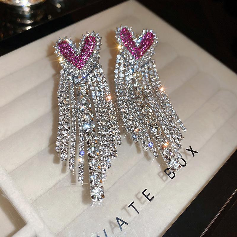 Light luxury style diamond-encrusted love fringed steel needle earrings European and American Internet celebrities exaggerated niche high-end
Light luxury style diamond-encrusted love fringed steel needle earrings European and American Internet celebrities exaggerated niche high-end