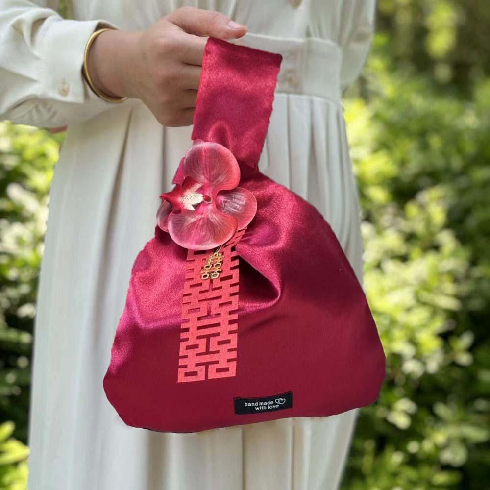 Flower Pendant Tassel Knot Wrist Bag Paper-cutting New Chinese Style Handbag Bride Pink
Flower Pendant Tassel Knot Wrist Bag Paper-cutting New Chinese Style Handbag Bride Pink