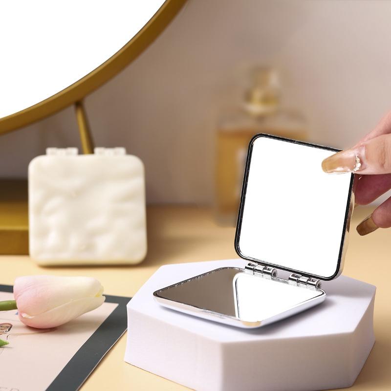 Foldable Plating Makeup Mirror Mini Square Makeup Vanity Mirror Portable Hand Mirrors Double-Sided Compact Mirror Pocket Mirror фиолетовый
Foldable Plating Makeup Mirror Mini Square Makeup Vanity Mirror Portable Hand Mirrors Double-Sided Compact Mirror Pocket Mirror фиолетовый