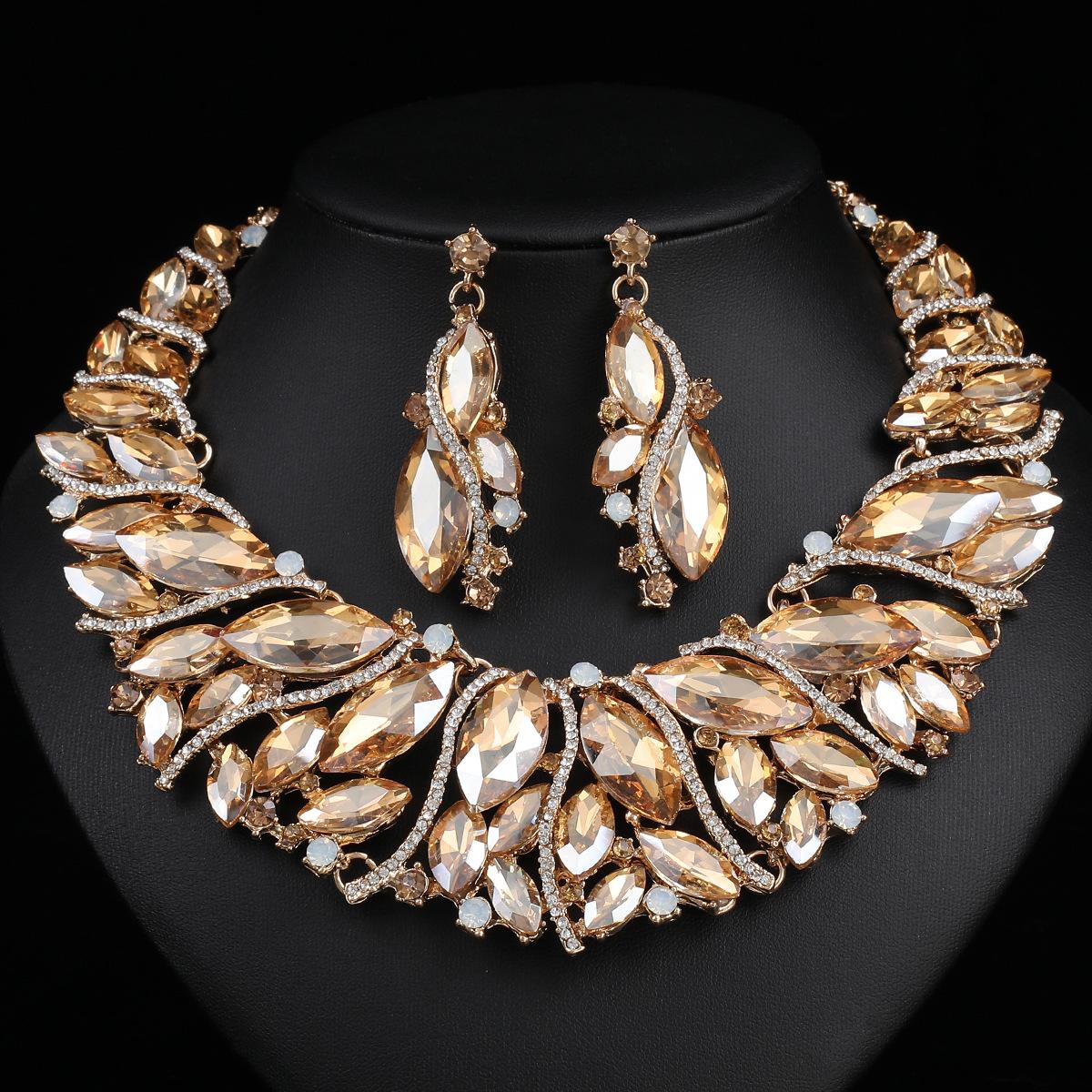 European and American exaggerated earrings necklace set, high-end crystal diamond-encrusted wedding dress, banquet dress, jewelry matching accessories
European and American exaggerated earrings necklace set, high-end crystal diamond-encrusted wedding dress, banquet dress, jewelry matching accessories
