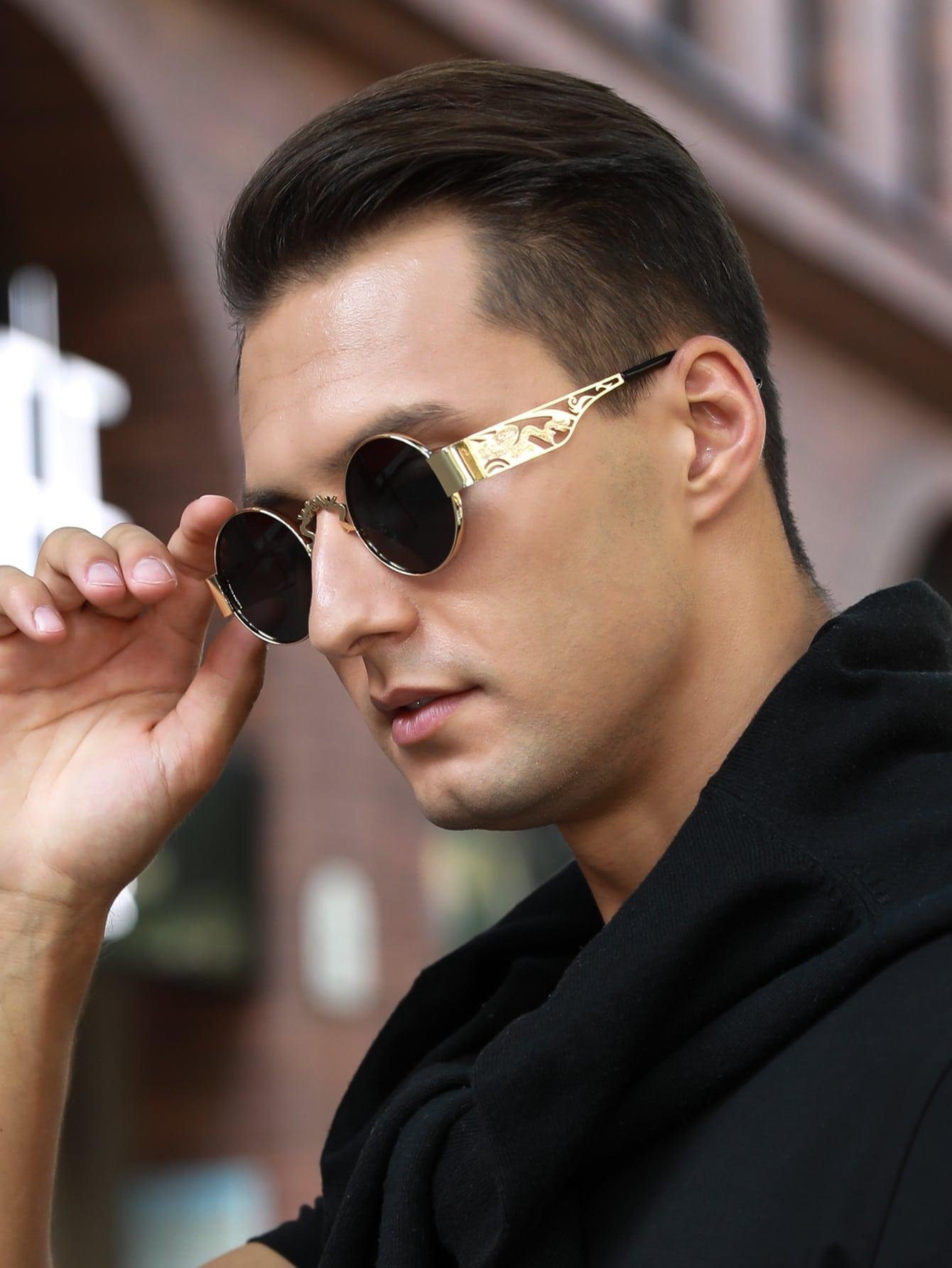 A pair of ocean-colored punk hollow-out metal round-frame fashionable glasses for outdoor use чёрный
A pair of ocean-colored punk hollow-out metal round-frame fashionable glasses for outdoor use чёрный