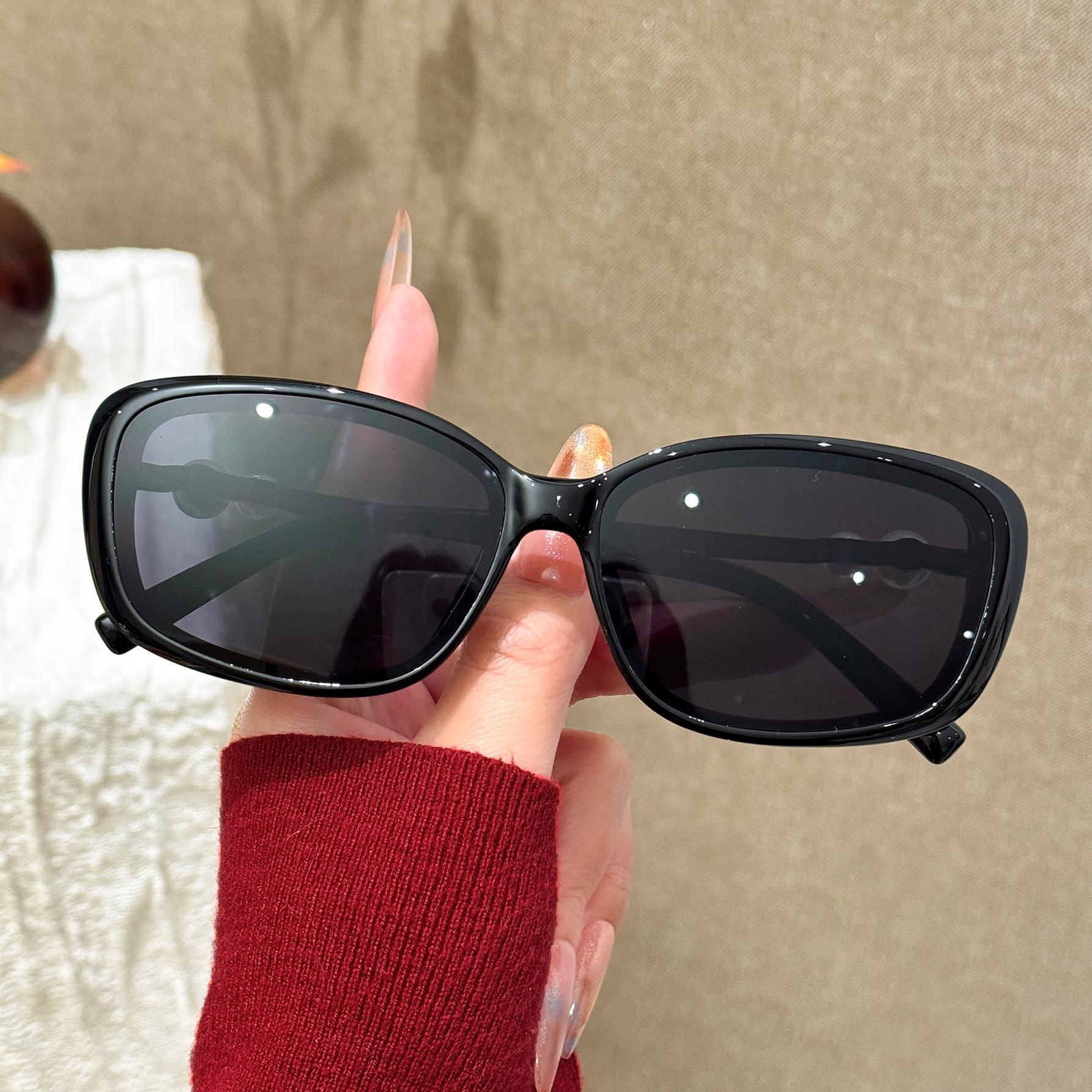 1Pc Women s Fashionable Cat-Eye Glasses; High-End Curved Design; Versatile and Trendy; a Must-Have for Small Faces
1Pc Women s Fashionable Cat-Eye Glasses; High-End Curved Design; Versatile and Trendy; a Must-Have for Small Faces