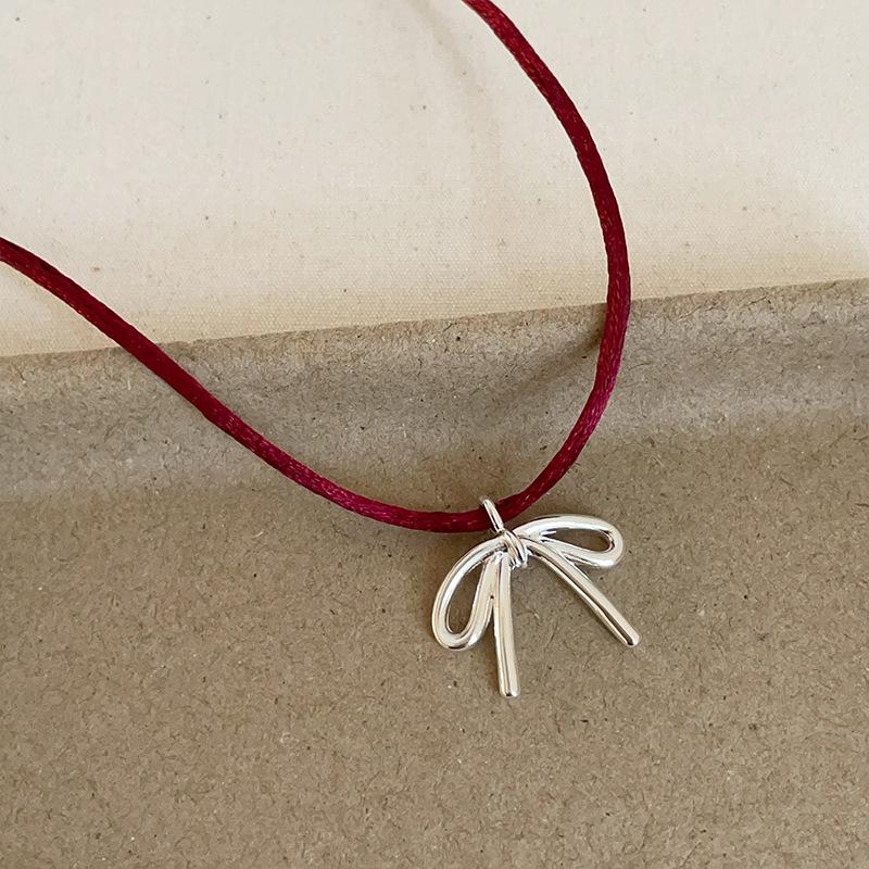 Подвеска в виде вишневого банта, ожерелье из красной веревки, женская легкая роскошь, высокое чувство, простой и универсальный характер, модная цепочка на шею, цепочка для свитера.
Подвеска в виде вишневого банта, ожерелье из красной веревки, женская легкая роскошь, высокое чувство, простой и универсальный характер, модная цепочка на шею, цепочка для свитера.