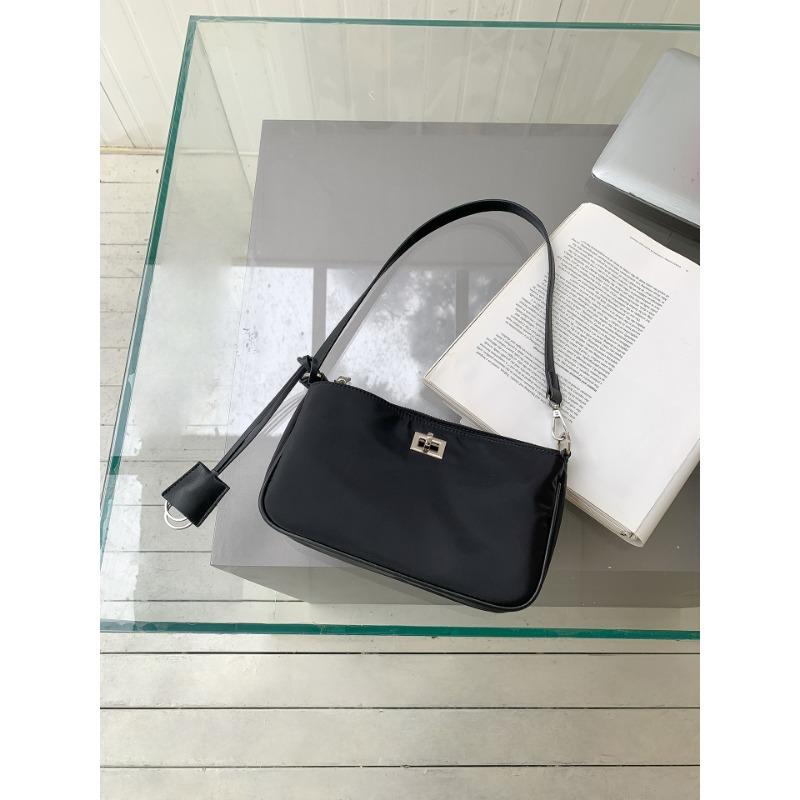 Small square bag high-end fashion solid color portable shoulder bag women s summer new baguette armpit bag women чорний
Small square bag high-end fashion solid color portable shoulder bag women s summer new baguette armpit bag women чорний