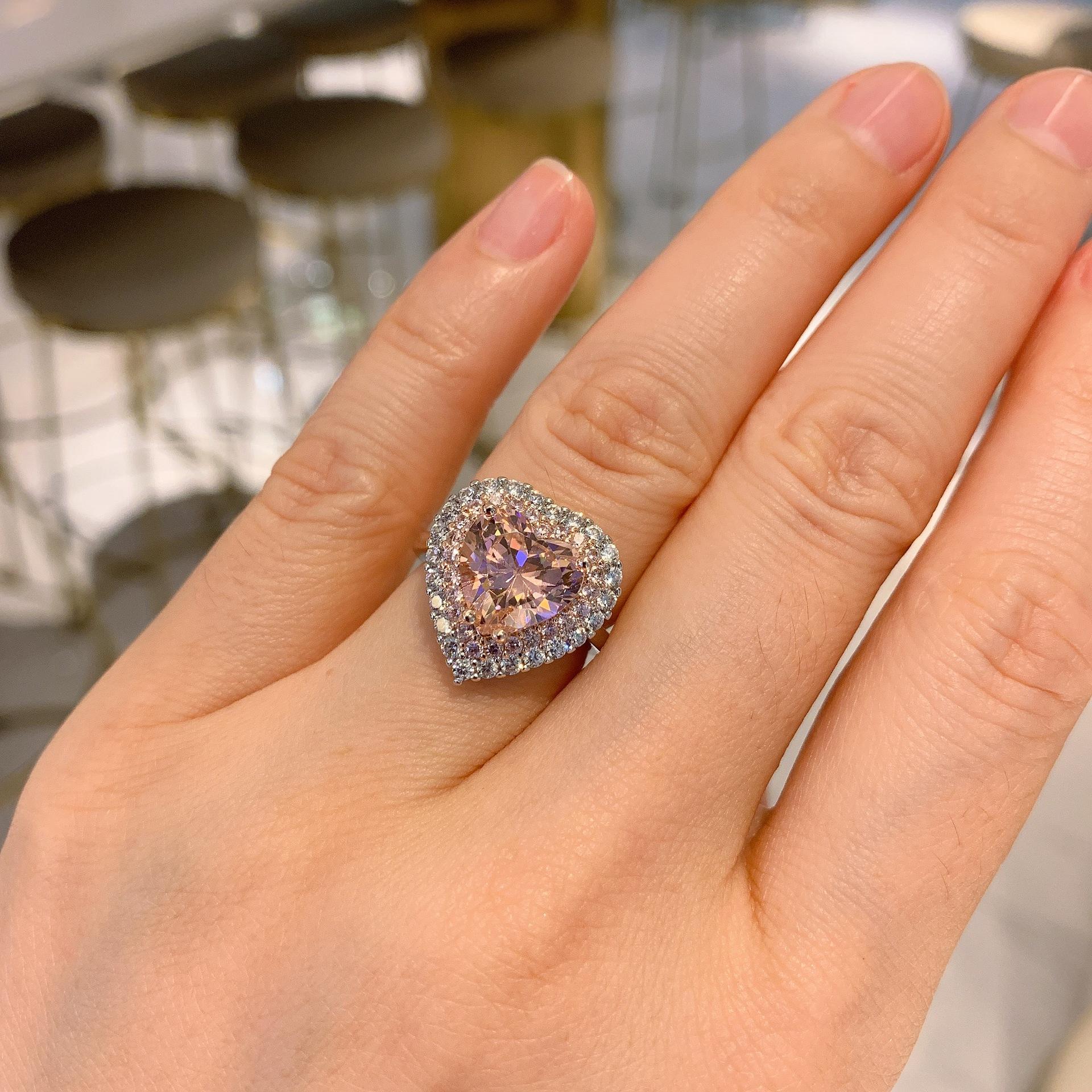 Розовое ожерелье с имитацией любви в форме сердца из циркония, подарочный набор из трех предметов
Розовое ожерелье с имитацией любви в форме сердца из циркония, подарочный набор из трех предметов